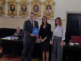  
El expresidente de la Asamblea Legislativa, Gonzalo Ramírez Zamora, María Inés Solís, Vicepresidenta de la Asamblea Legislativa y Edith Paniagua, Directora del Departamento de Servicios Bibliotecarios, Documentación e Información.
