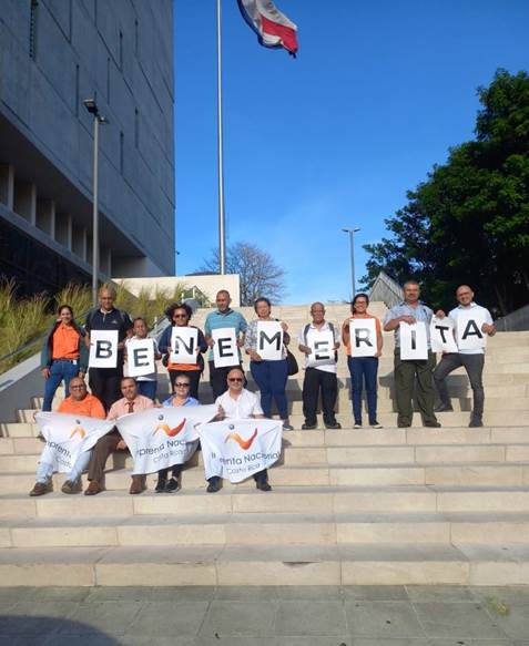 Funcionarios de la Imprenta Nacional celebran la aprobación del Benemeritazgo.